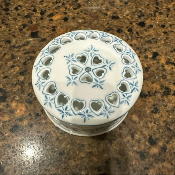 Vintage Ceramic Blue & White Round‎ Heart Floral Trinket Box - Picture 2 of 5